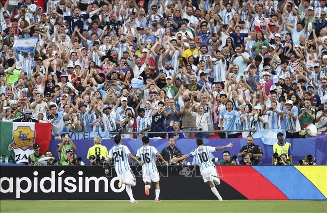messi-lap-hattrick-chinh-thuc-vuot-mat-ronaldo-anh-7-1781666981.jpg
