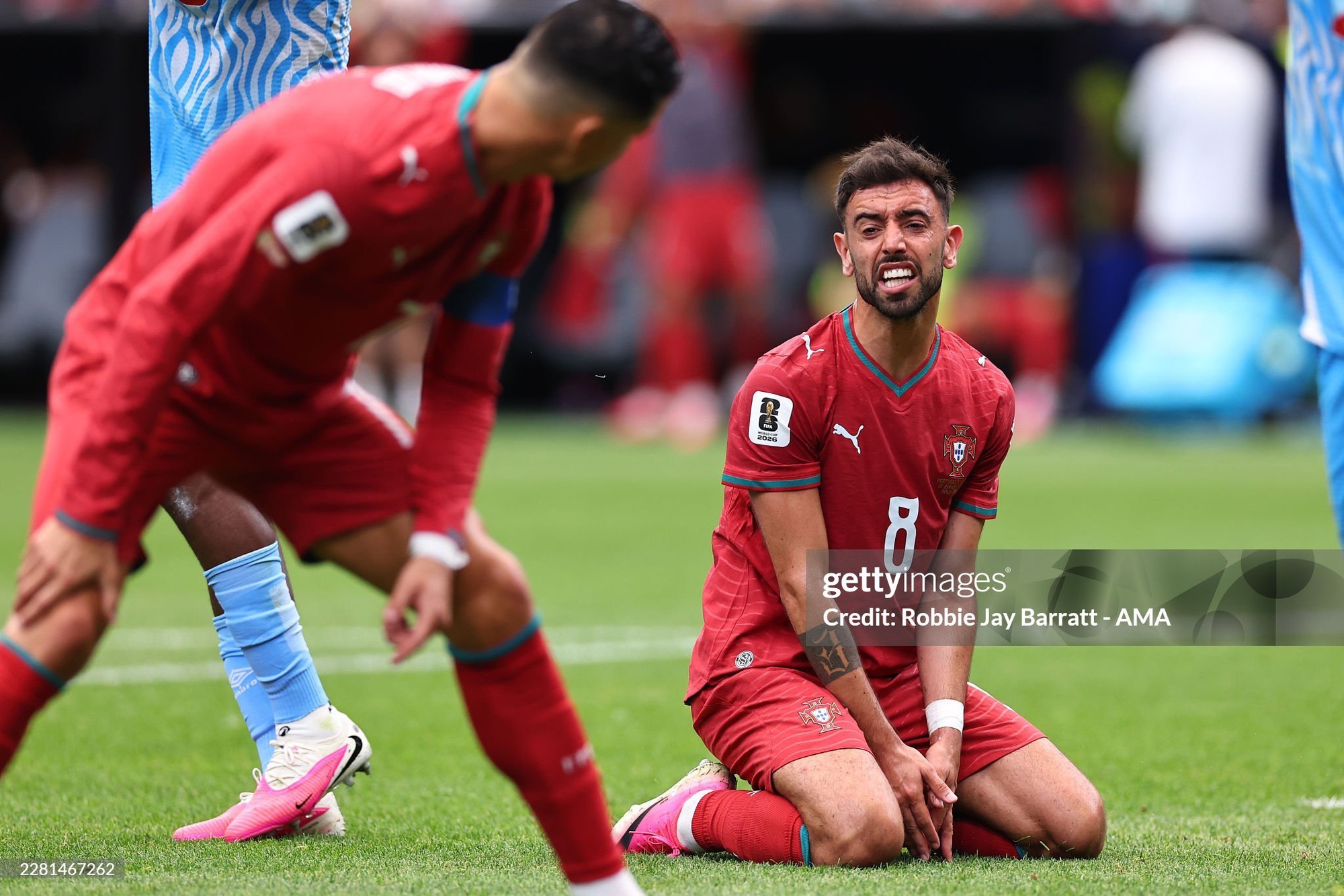 ronaldo-tit-ngoi-10-tran-lien-tiep-bruno-fernandes-noi-gian-ngay-tren-san-anh-1-1781758065.jpg