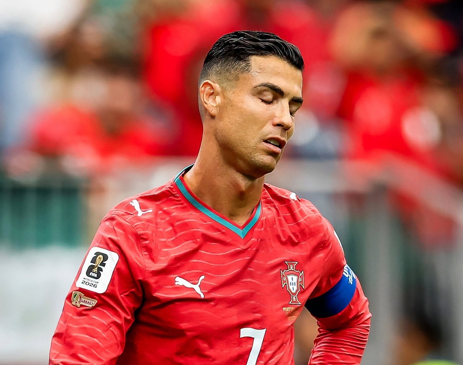 ronaldo-tit-ngoi-10-tran-lien-tiep-bruno-fernandes-noi-gian-ngay-tren-san-anh-3-1781758065.jpeg