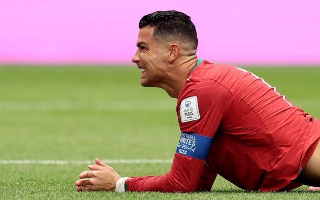 ronaldo-tit-ngoi-10-tran-lien-tiep-bruno-fernandes-noi-gian-ngay-tren-san-anh-4-1781758065.jpg