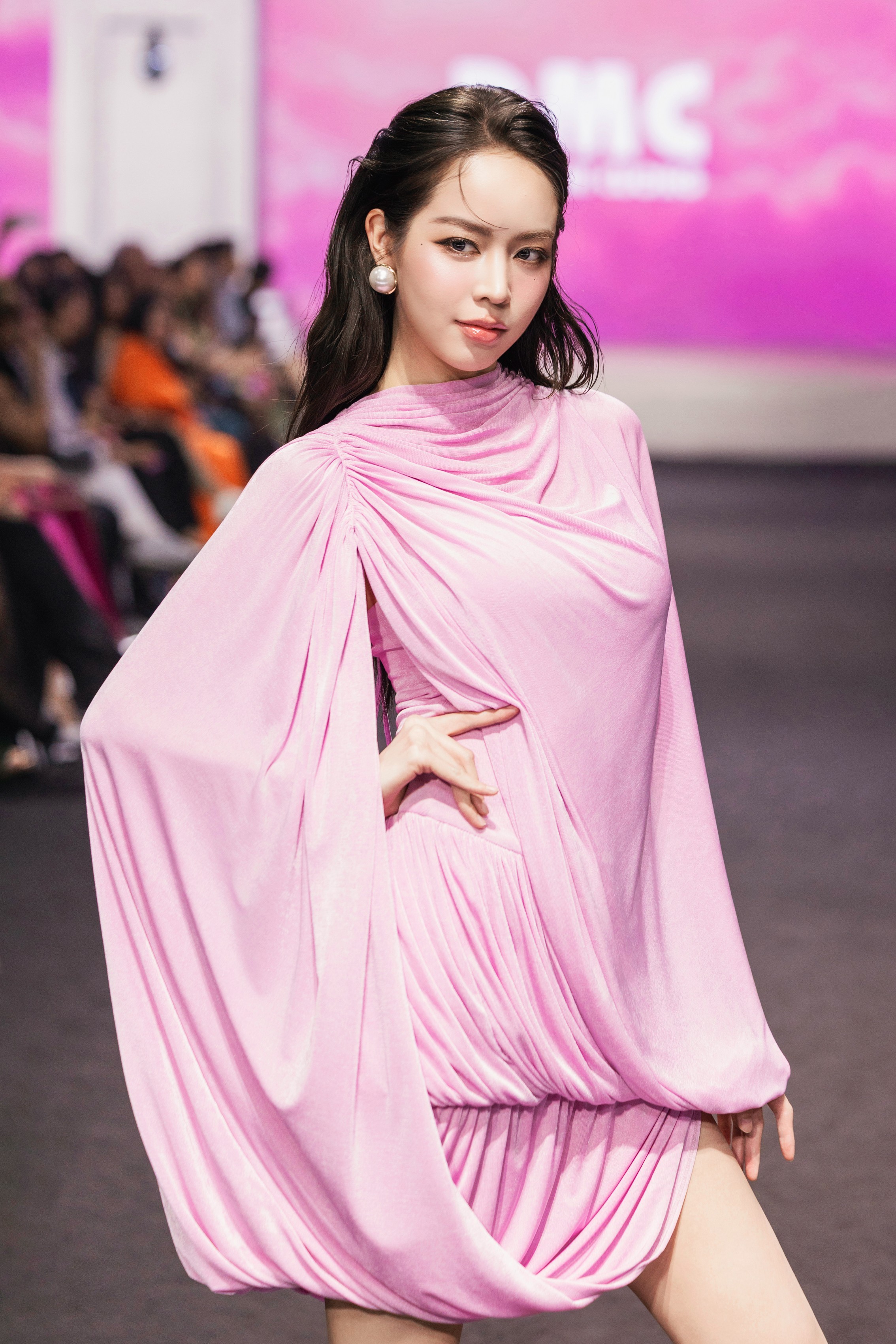 17-hoa-a-hau-hoi-ngo-khep-lai-mua-21-vietnam-international-fashion-week-tron-ven-8-1782118020.jpeg
