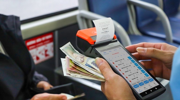 ban-ve-dien-tu-tren-xe-buyt-bang-may-pos-1782327067.jpg