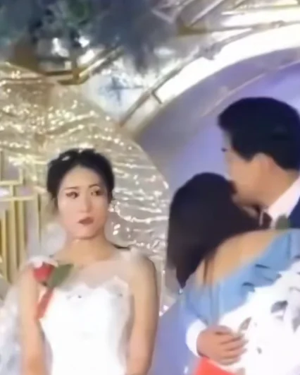 nguoi-yeu-cu-tro-tren-len-san-khau-cuop-hon-thai-do-cua-chu-re-khien-cong-dong-mang-day-song-dspl-1-1782458067.png