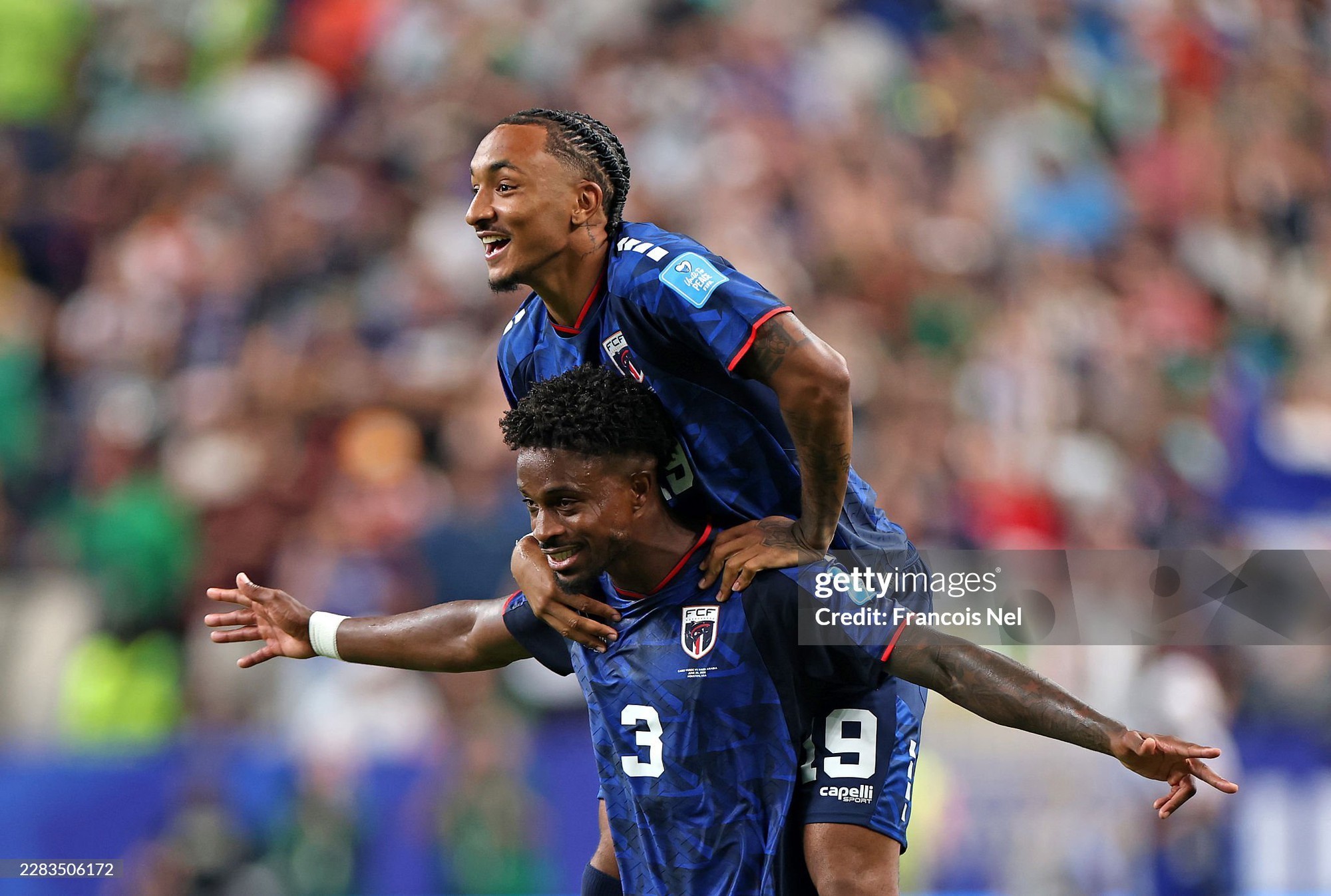dia-chan-world-cup-2026-quoc-dao-nua-trieu-dan-cape-verde-lap-ky-tich-tien-vao-vong-knock-out-doi-dau-argentina-anh-3-1782527888.jpg