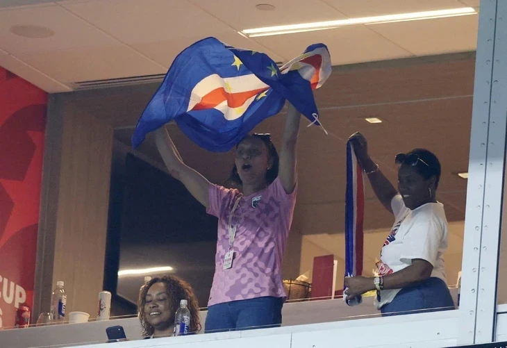 dia-chan-world-cup-2026-quoc-dao-nua-trieu-dan-cape-verde-lap-ky-tich-tien-vao-vong-knock-out-doi-dau-argentina-anh-9-1782527887.webp