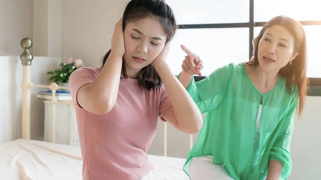 con-cai-ngay-cang-it-noi-voi-cha-me-5-nguyen-nhan-tuong-nho-nhung-am-tham-khien-gia-dinh-xa-cach
