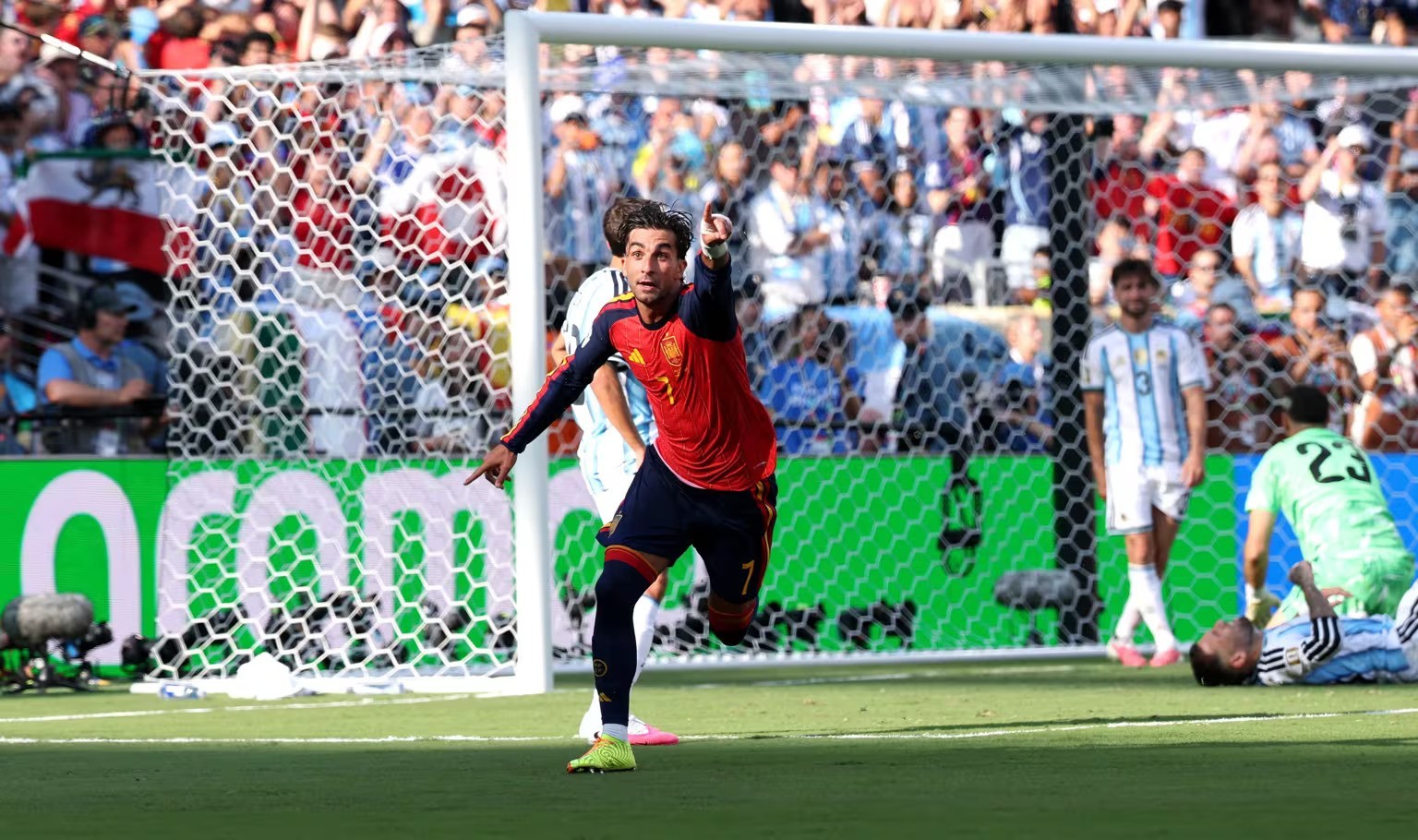 messi-khoc-nghen-ngay-chia-tay-world-cup-khi-vu-dieu-cuoi-cung-khep-lai-bang-ky-luc-buon-1-1784516099.jpg
