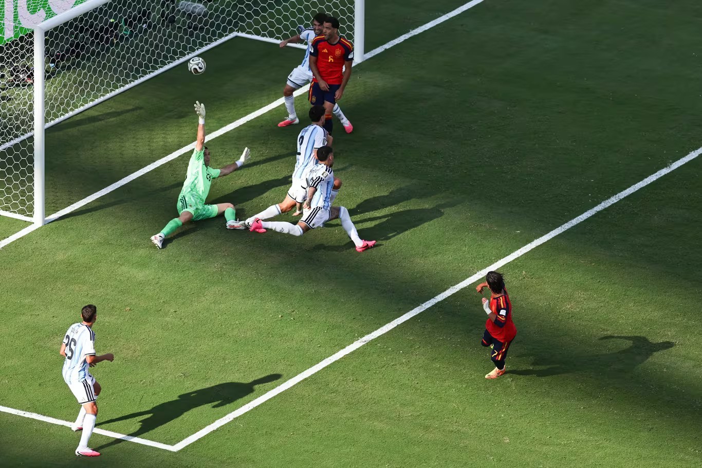 messi-khoc-nghen-ngay-chia-tay-world-cup-khi-vu-dieu-cuoi-cung-khep-lai-bang-ky-luc-buon-2-1784516099.jpg