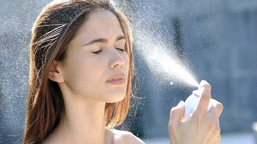 Xịt khoáng không đúng cách sẽ khiến da khô hơn, dễ bong tróc. Ảnh minh họa