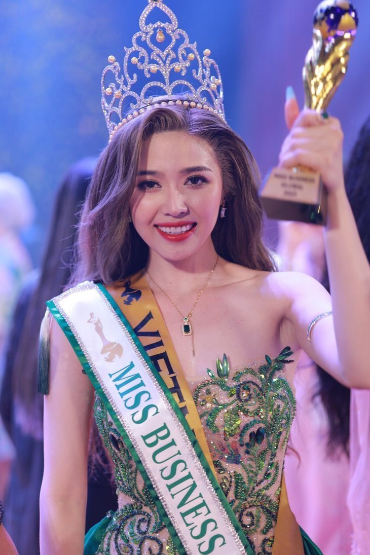 tranh-cai-vuong-mien-hoa-hau-3-ty-dong-22khong-phai-vang-kim-cuong22-btc-len-tieng-th-1784780713.jpg