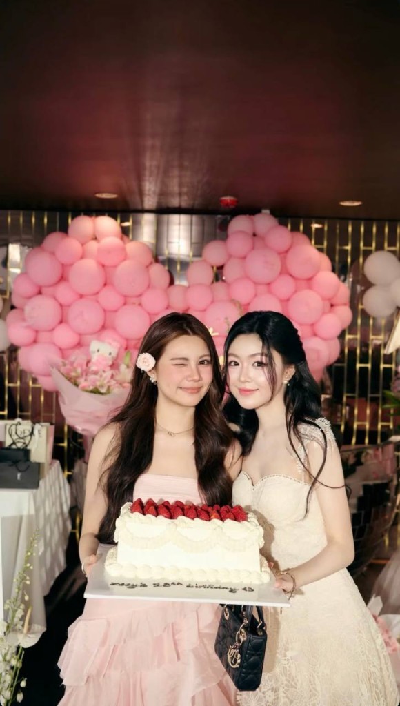ai-nu-mc-quyen-linh-gay-sot-voi-sinh-nhat-tuoi-18-tren-du-thuyen-sang-chanh-3-1785399763.jpg