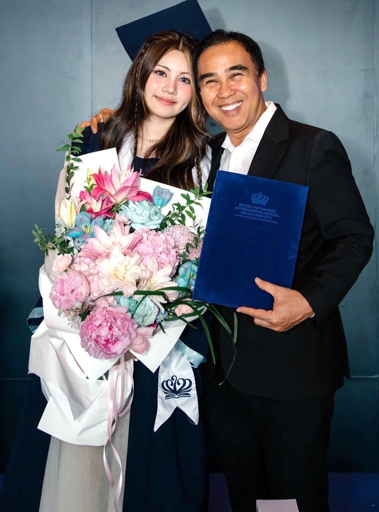 ai-nu-mc-quyen-linh-gay-sot-voi-sinh-nhat-tuoi-18-tren-du-thuyen-sang-chanh-4-1785399763.jpg