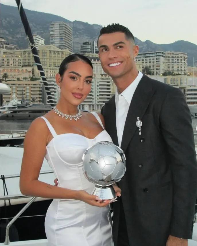 nghi-van-ronaldo-va-georgina-bi-mat-lam-dam-cuoi-tai-bo-dao-nha-cuoi-tuan-nay-2-1785396929.png