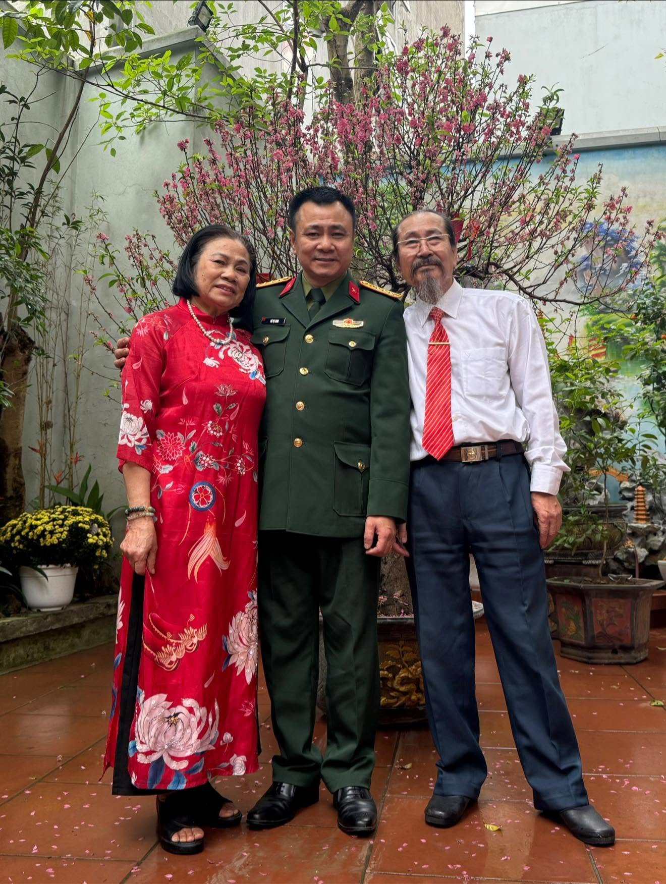 ben-trong-can-nha-o-que-cua-giam-doc-nha-hat-cheo-quan-doi-tu-long-co-gi-1-1786439149.png