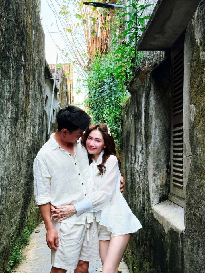 lau-ngay-moi-di-du-lich-chung-hoa-minzy-va-chong-sap-cuoi-gay-bao-mang-voi-loat-khoanh-khac-cuc-22tinh22-2-1786956692.jpg