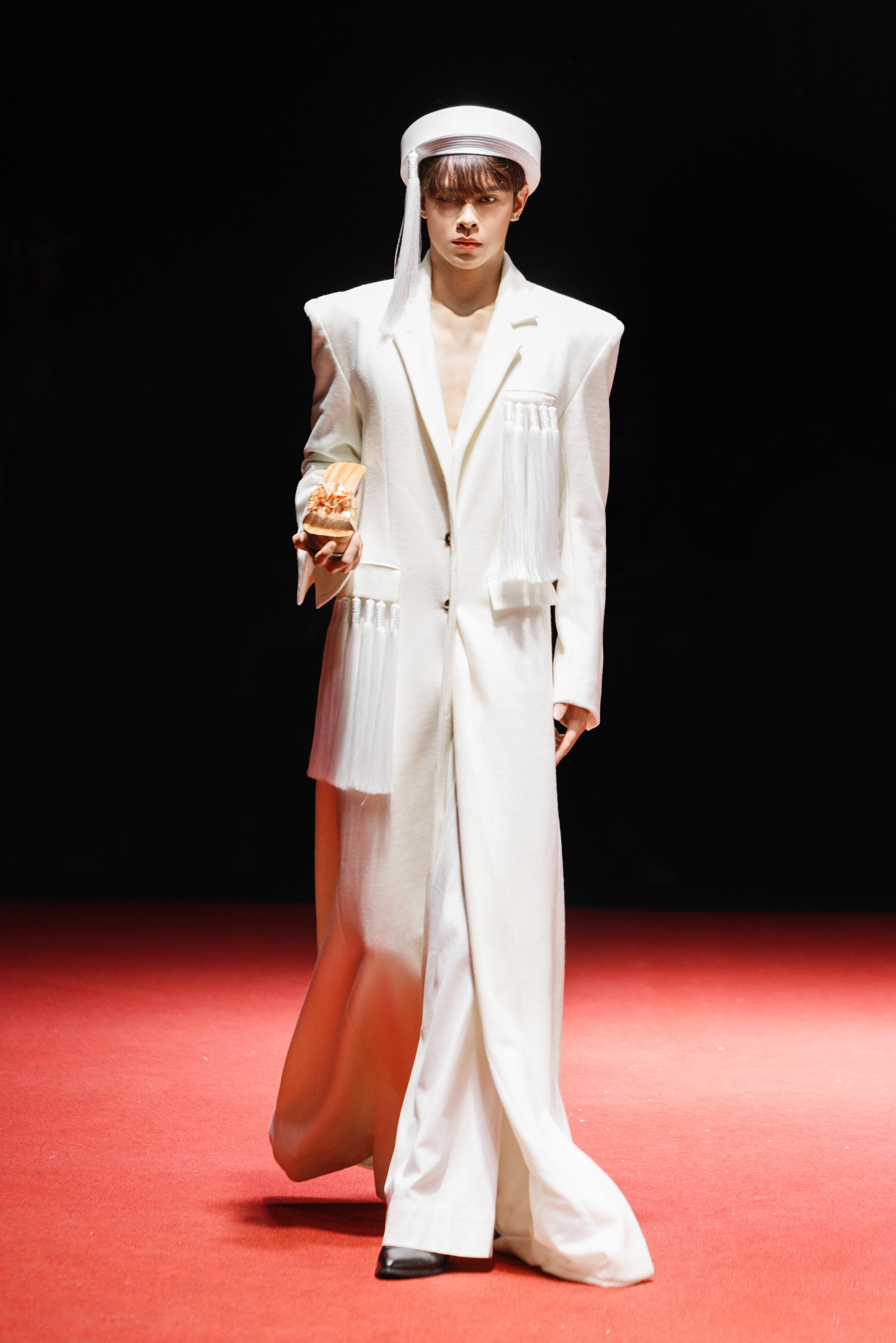ky-duyen-thien-an-chiem-spotlight-runway-phuong-vy-duoc-chong-cau-hon-tai-vietnam-wedding-week-2026-11-1787476628.jpeg