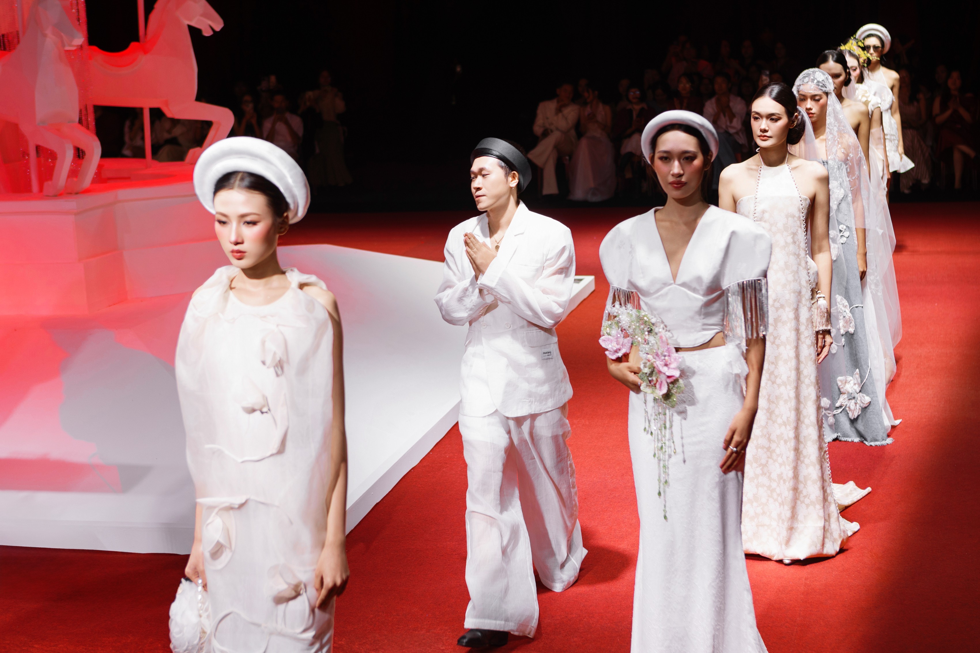 ky-duyen-thien-an-chiem-spotlight-runway-phuong-vy-duoc-chong-cau-hon-tai-vietnam-wedding-week-2026-13-1787476628.jpeg