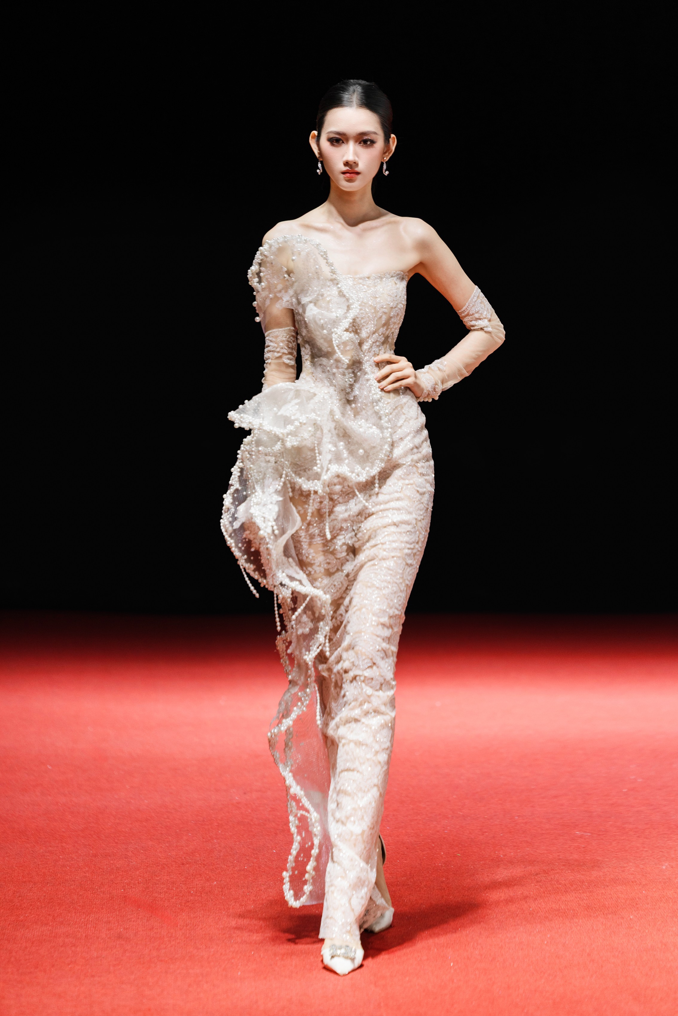 ky-duyen-thien-an-chiem-spotlight-runway-phuong-vy-duoc-chong-cau-hon-tai-vietnam-wedding-week-2026-5-1787474029.jpeg
