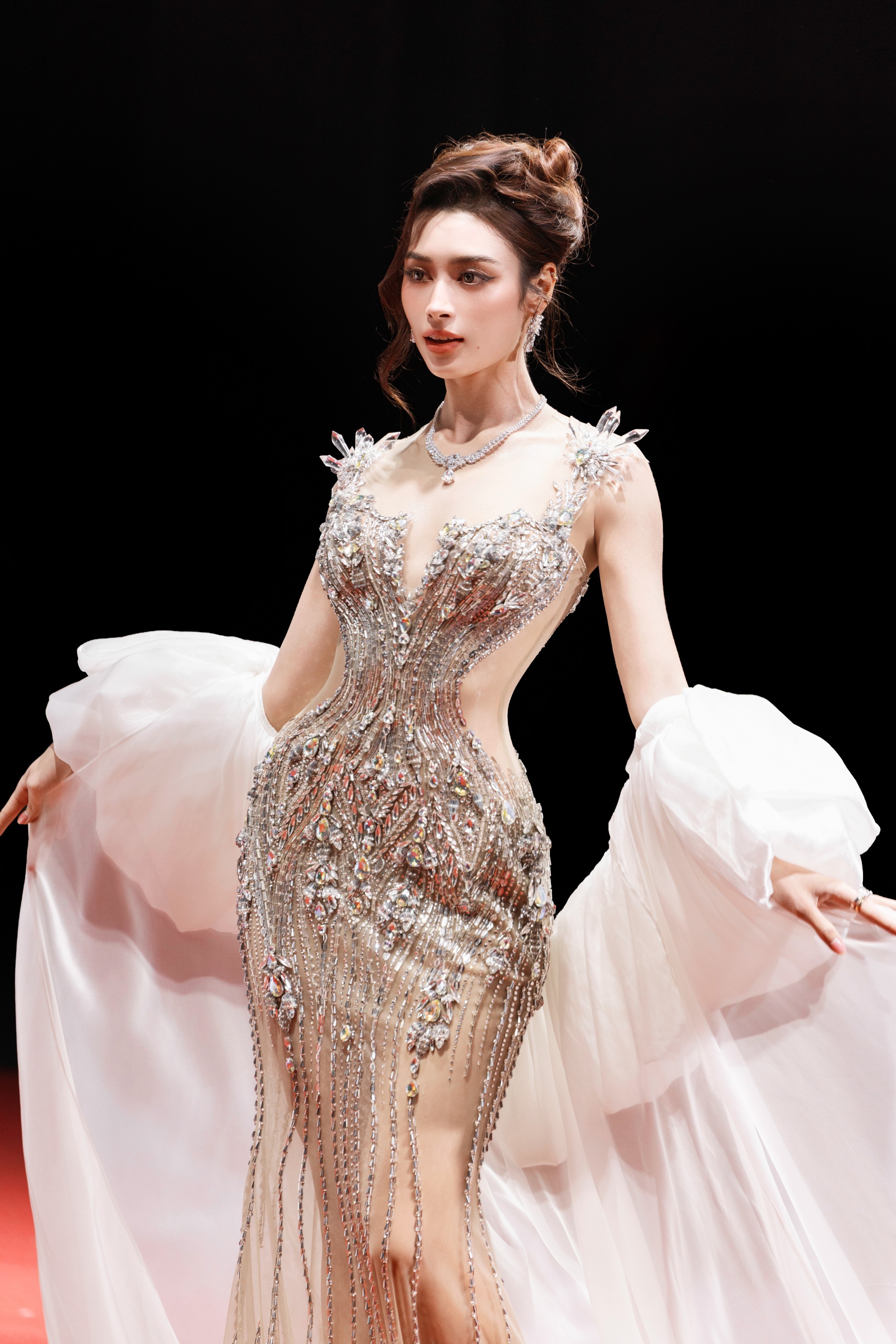 ky-duyen-thien-an-chiem-spotlight-runway-phuong-vy-duoc-chong-cau-hon-tai-vietnam-wedding-week-2026-7-1787475814.jpeg
