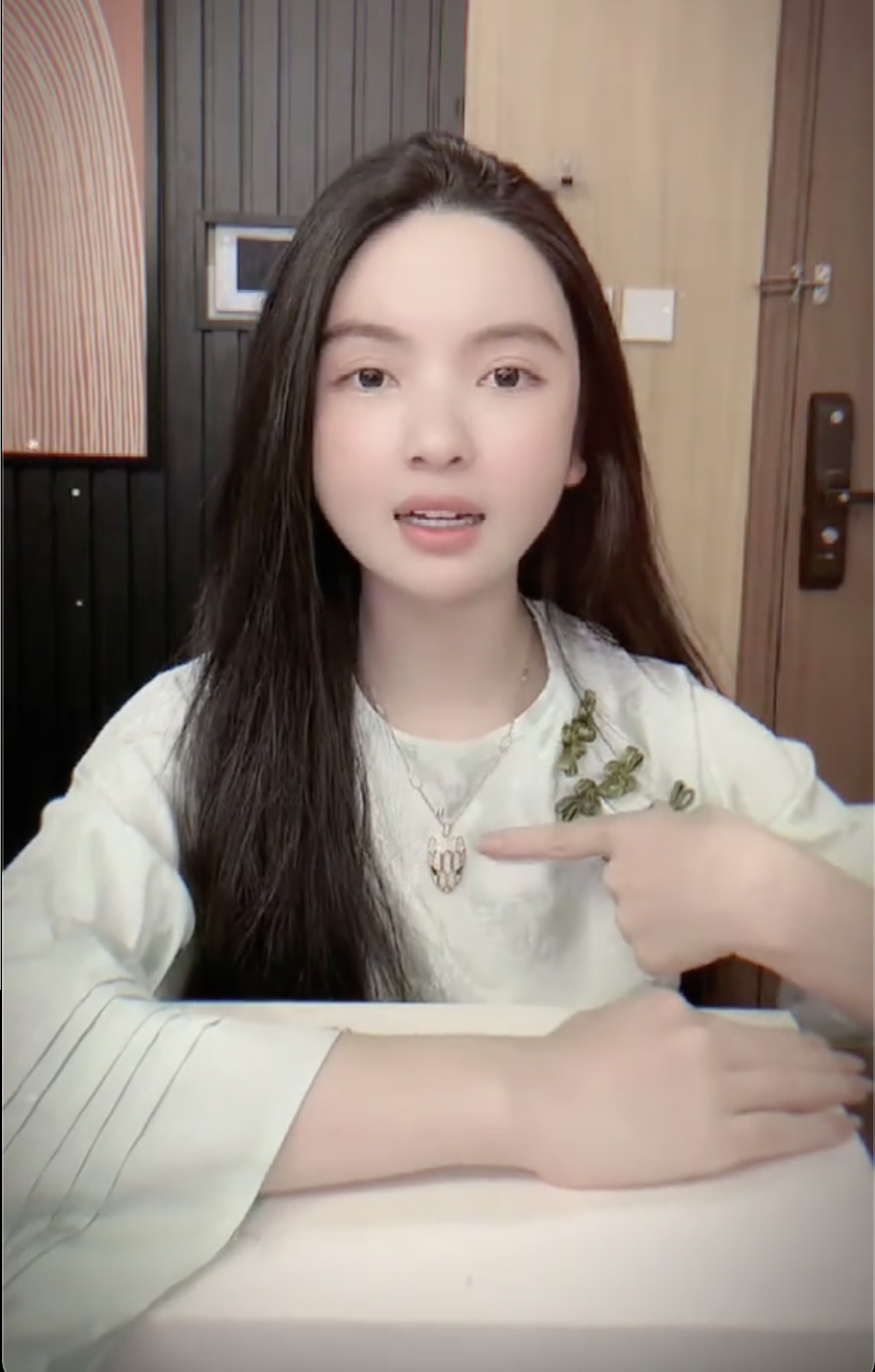 chu-thanh-huyen-deo-trang-suc-hon-1-ty-sang-thai-lan-co-vu-tuyen-viet-nam-dem-ve-livestream-ban-hang-toi-2h-sang-8-1787545701.png