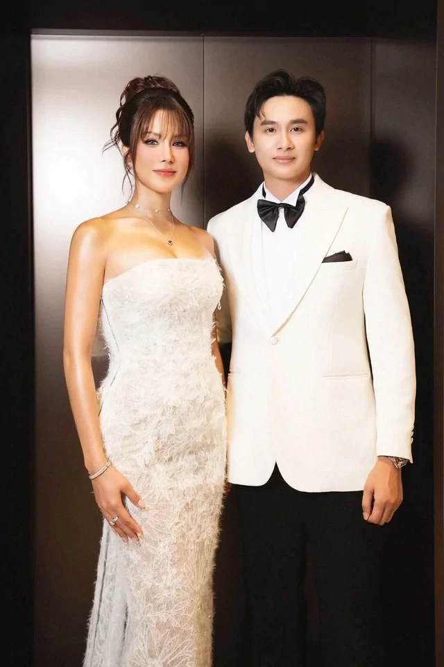 diep-lam-anh-vo-oa-khi-ban-trai-kem-11-tuoi-choi-lon-tang-han-6836-bong-hong-mung-sinh-nhat-6-1787543442.webp