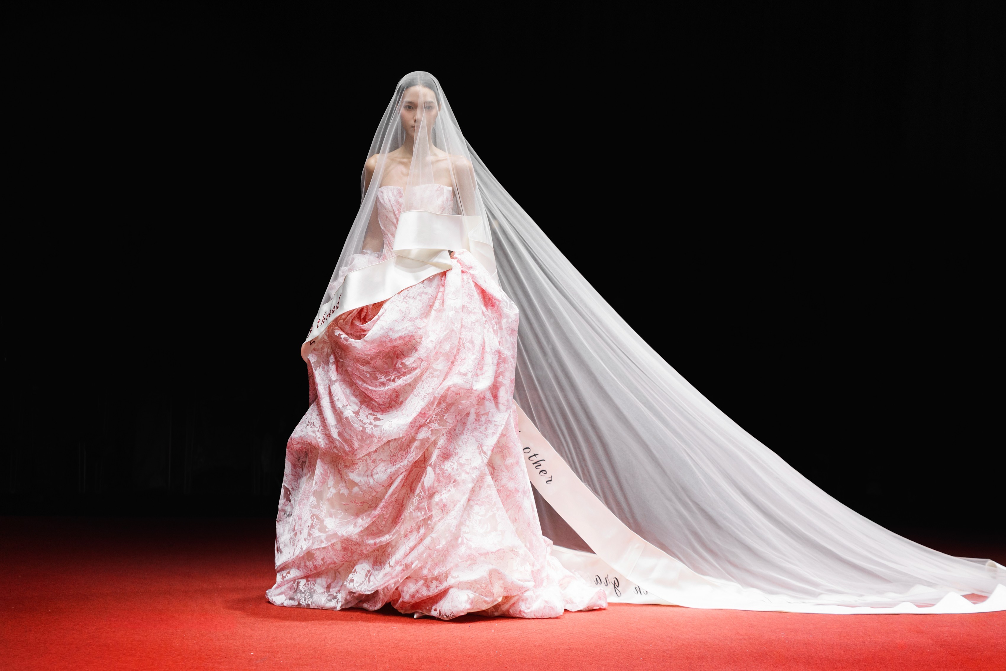 luong-thuy-linh-can-vay-cuoi-kho-naomi-hoa-co-dau-goi-cam-tai-vietnam-wedding-week-2026-ngay-2-11-1787585475.jpeg