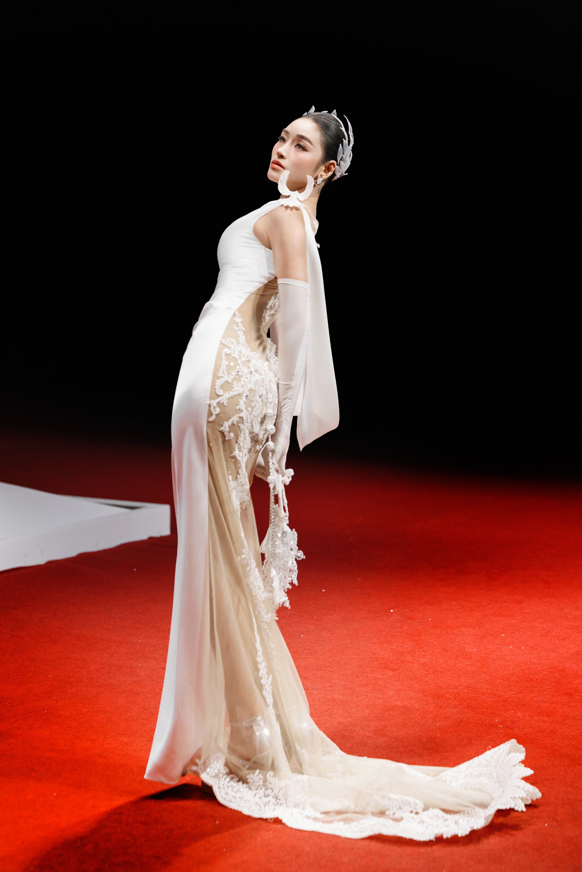 luong-thuy-linh-can-vay-cuoi-kho-naomi-hoa-co-dau-goi-cam-tai-vietnam-wedding-week-2026-ngay-2-2-1787584329.jpeg