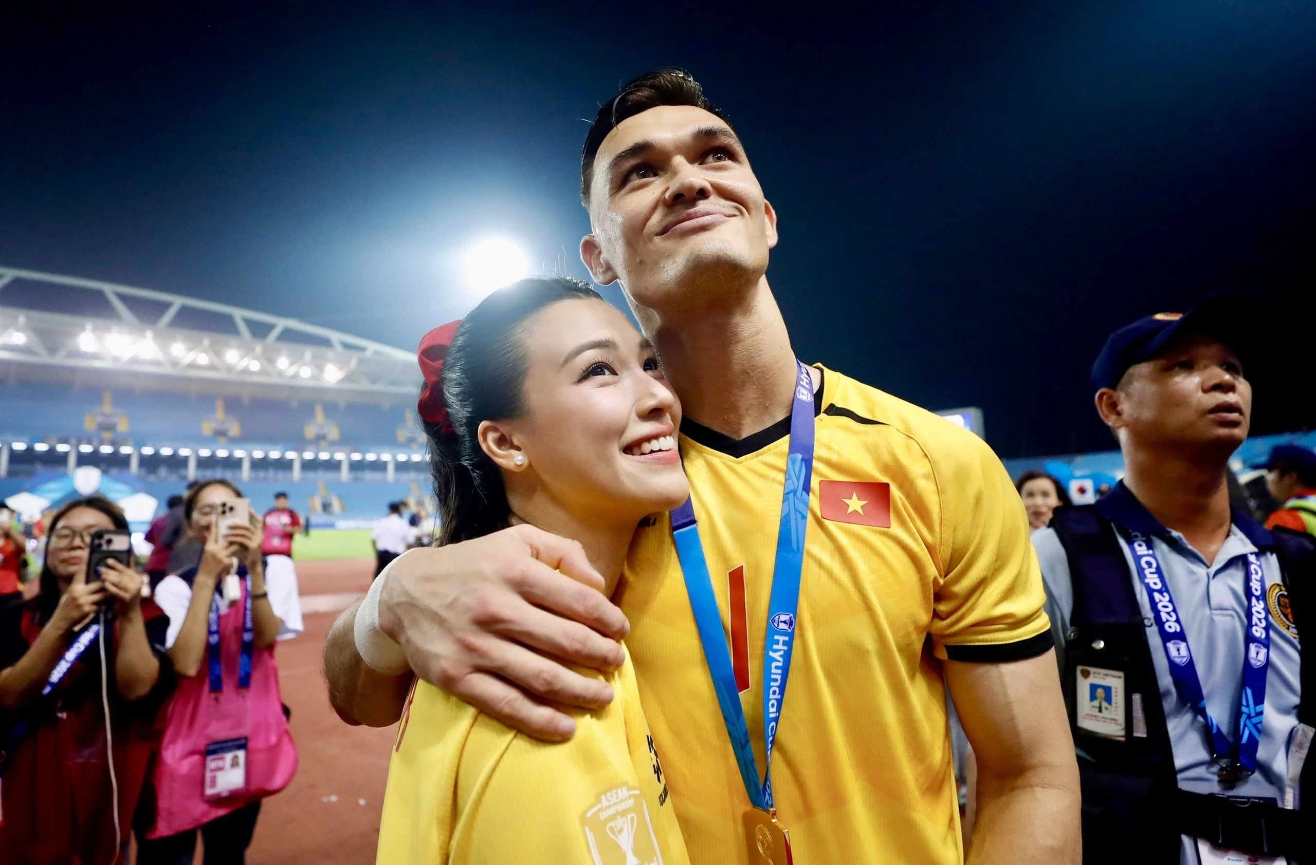 mc-hoang-oanh-lo-dien-rang-ro-chiec-nhan-o-ngon-ap-ut-gay-chu-y-2-1789976019.webp