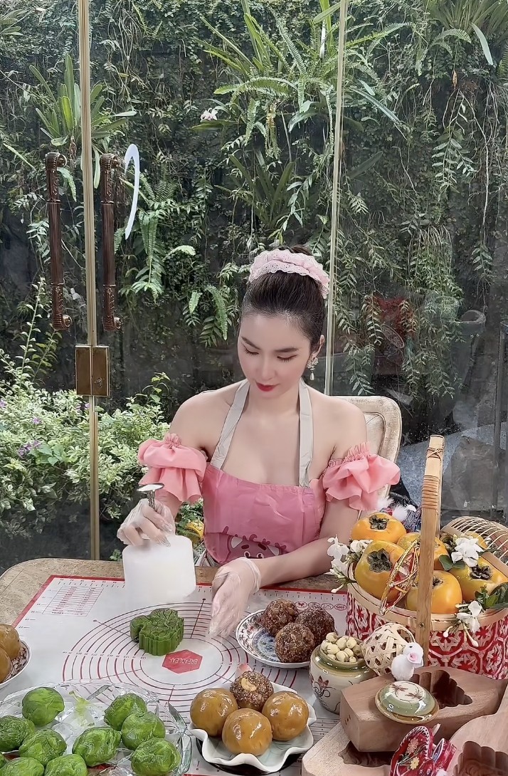 ben-trong-biet-thu-cua-ngoc-loan-mua-trung-thu-nao-cung-tu-tay-trang-tri-lam-banh-cuc-kheo-5-1790225172.webp