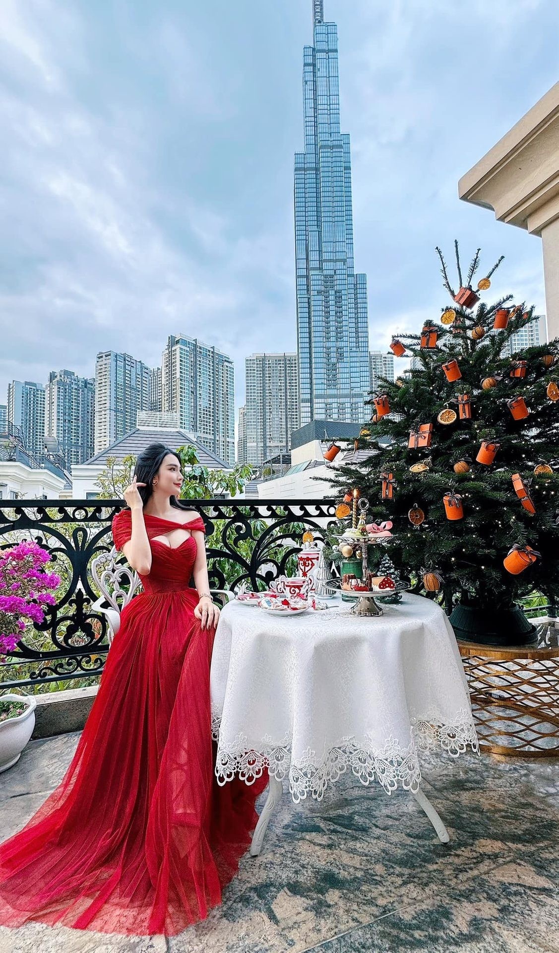 ben-trong-biet-thu-cua-ngoc-loan-mua-trung-thu-nao-cung-tu-tay-trang-tri-lam-banh-cuc-kheo-7-1790225173.jpg