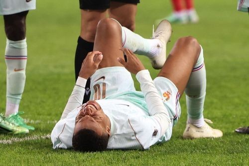 mbappe-dinh-chan-thuong-nang-o-dt-phap-real-madrid-dung-ngoi-khong-yen-2-1790393077.jpg