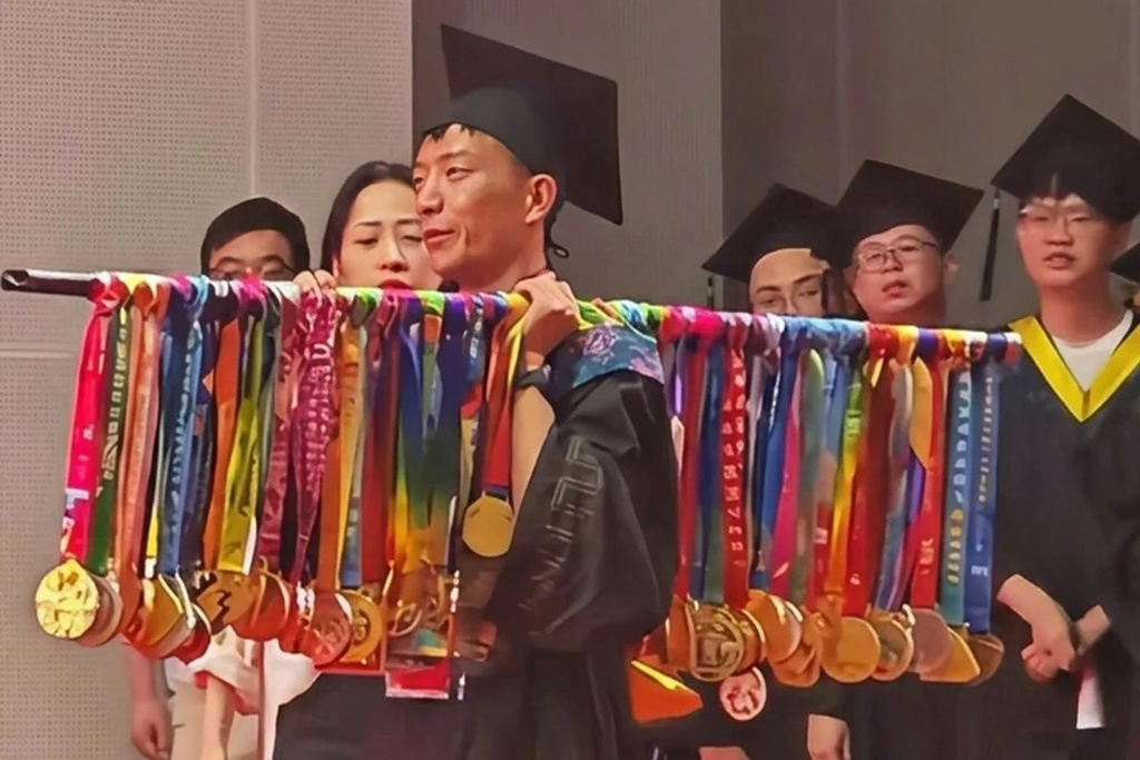 nam-sinh-mang-don-ganh-ganh-70-huy-chuong-len-buc-nhan-bang-tot-nghiep-su-that-roi-nuoc-mat-dspl1-1783571744.png