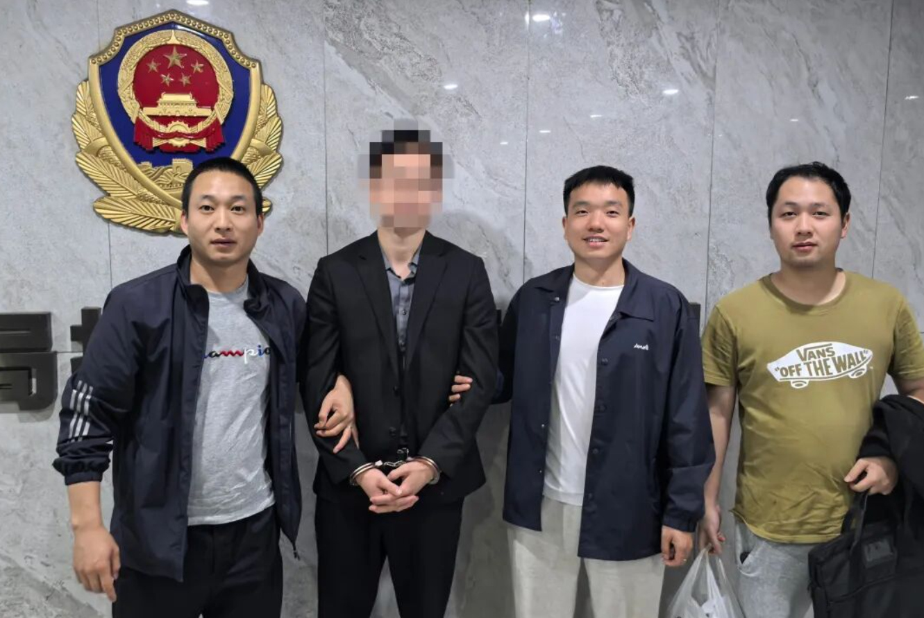 mang-66-ty-di-gui-tiet-kiem-cu-ong-82-tuoi-dieng-nguoi-nghe-nhan-vien-ngan-hang-phan-mot-cau-xanh-ron-dspl-1-1788766152.png