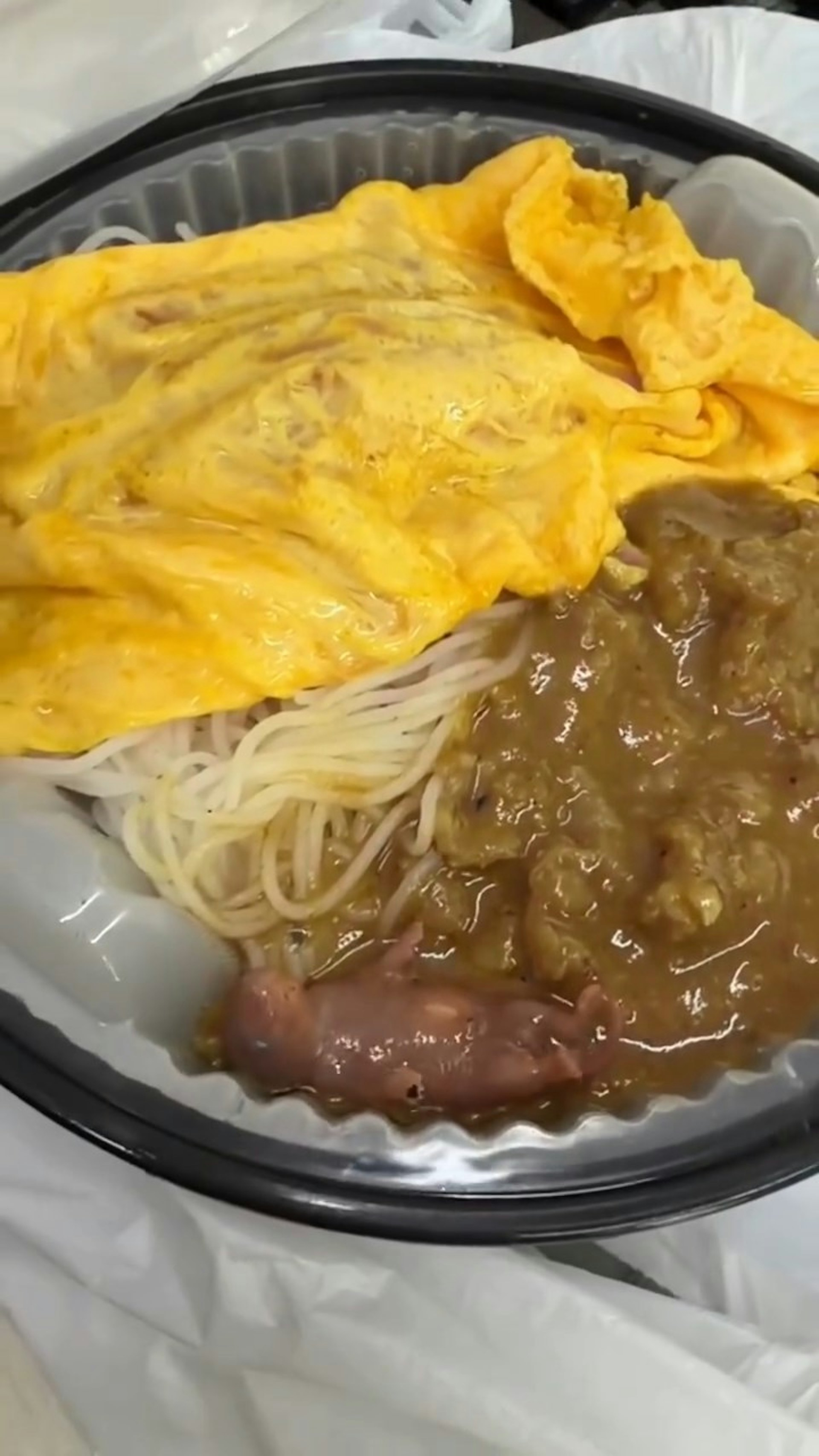 rung-minh-hop-do-an-trua-chua-topping-bop-tim-chu-quan-he-lo-nghi-van-dong-troi-phia-sau-dspl-2-1788925369.png