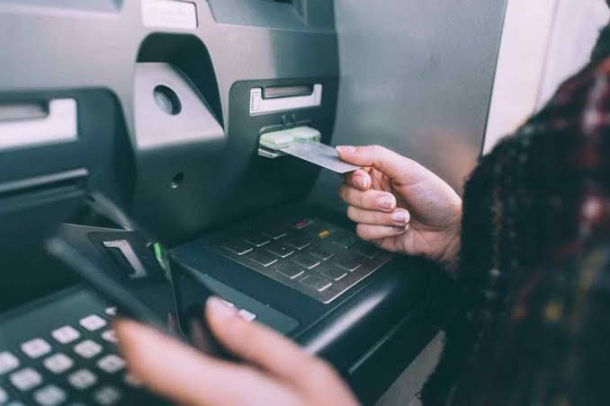 di-rut-tien-ta-hoa-phat-hien-bao-tai-chua-33-ty-dong-bo-quen-ngay-tren-noc-atm-dspl-1790862239.png