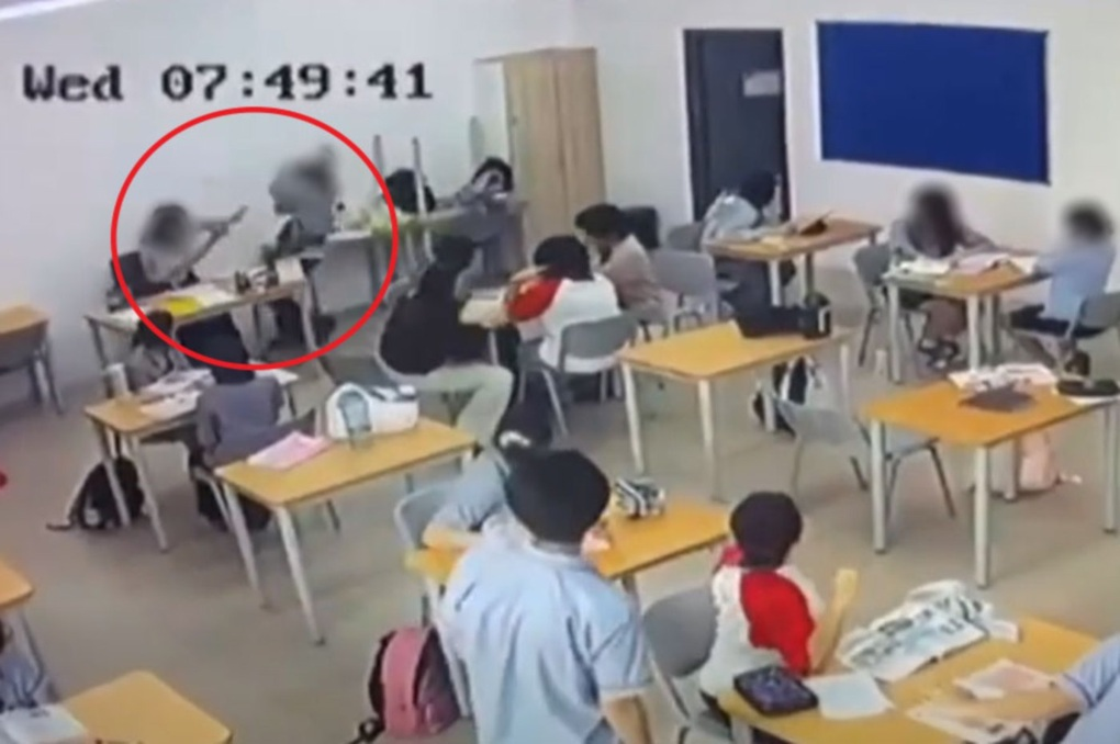bat-giu-nam-sinh-16-tuoi-dung-riu-tan-cong-giao-vien-doan-video-dai-12-phut-6-giay-ghi-lai-gi-sdpl-1792677337.png