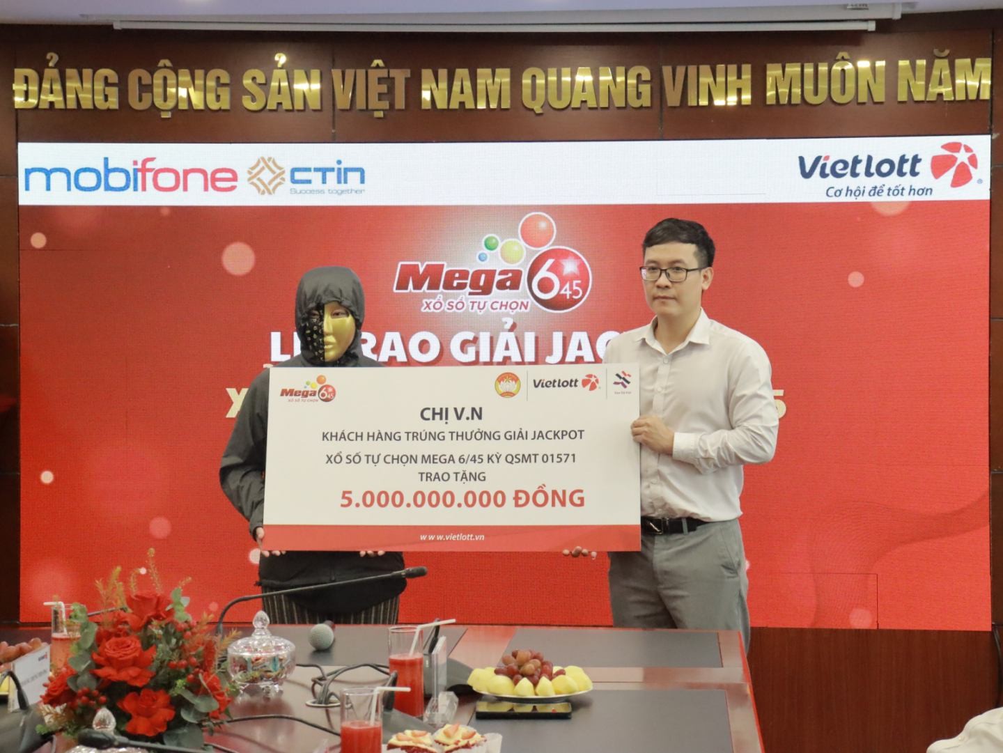 nguoi-phu-nu-o-an-giang-trung-gan-200-ti-dong-vietlott-tu-20000-dong-3-1791862182.jpg