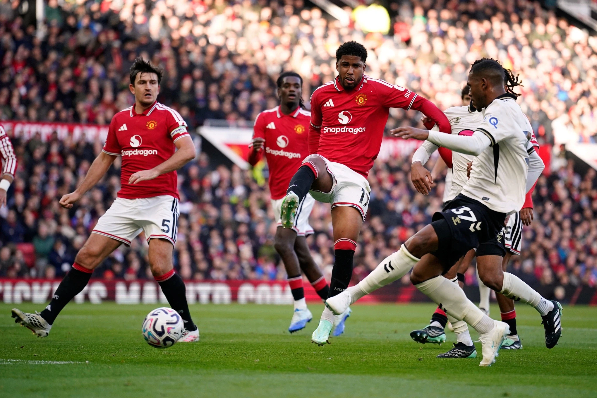mu-hop-khan-sa-thai-carrick-eddie-howe-bat-ngo-dan-dau-danh-sach-the-cho-3-1792983433.webp