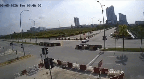 lorry-t-bones-proton-saga-car-1778141667.gif
