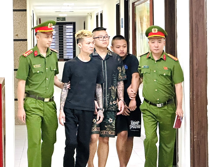 nhot-nhan-vien-karaoke-trongh-container-1-1791345059.png
