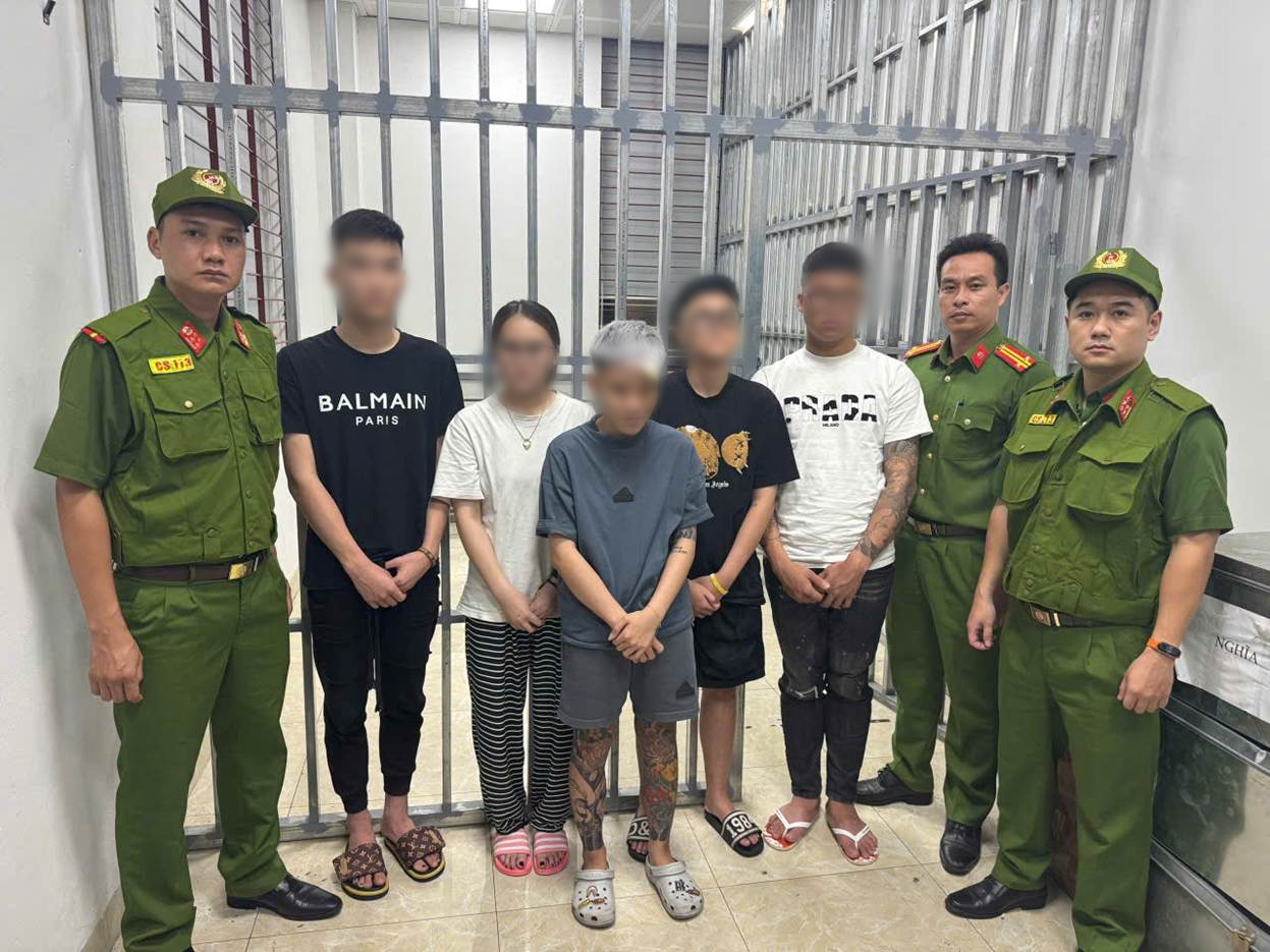 bat-qua-tang-1-hot-girl-cung-4-nam-thanh-nien-lam-dieu-mo-am-trong-nha-nghi-luc-nua-dem-o-ha-noi-1779610307.png