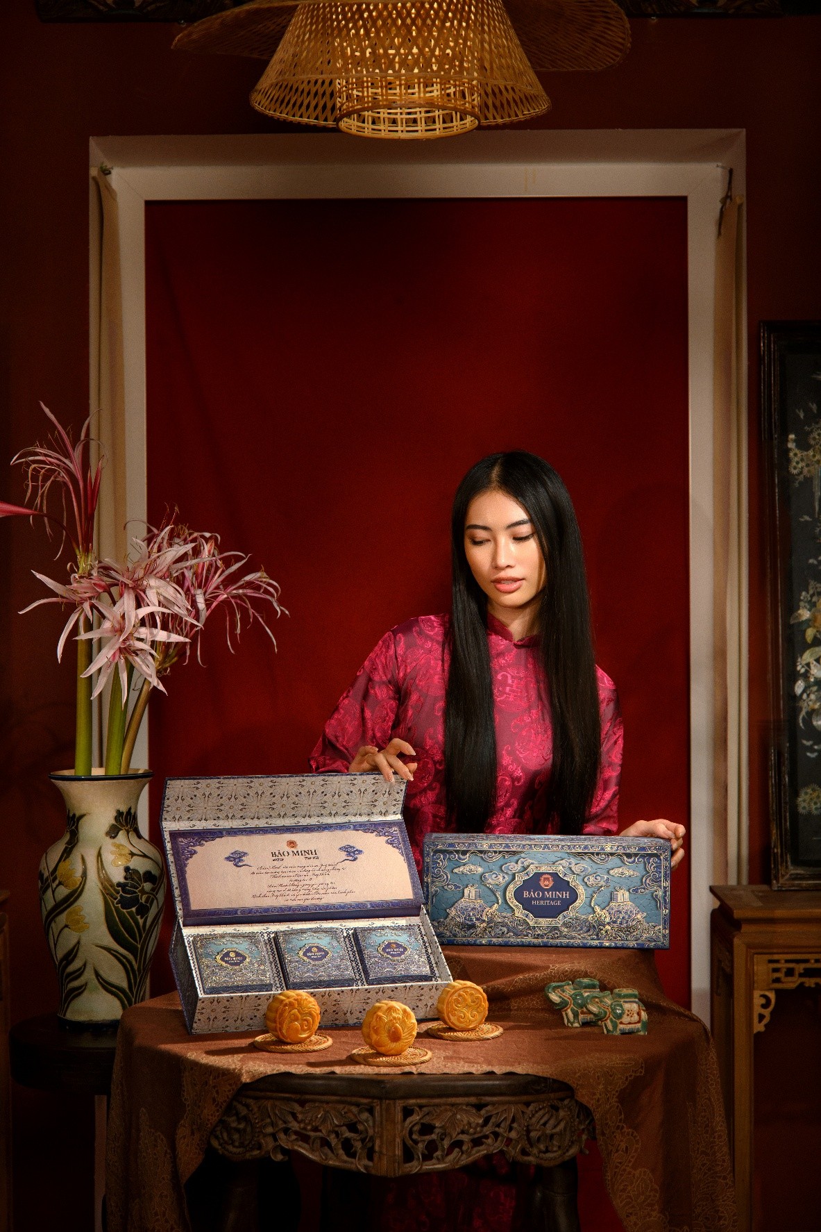 A person looking at a boxDescription automatically generated