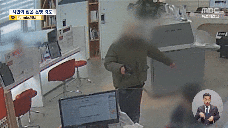 dinosaur-water-gun-robbery-1-1739766201.gif