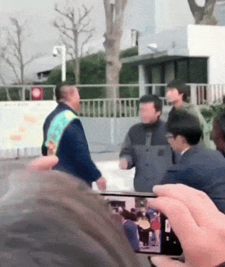 politician-japan-slashed-knife-3-japanese-politician-violently-slashed-after-shaking-hands-with-supporter-who-wanted-to-kill-him-1742030855.gif
