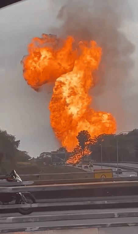 fire-mushroom-gif-4-gas-pipeline-in-m-sia-causes-massive-fire-mushroom-cloud-spotted-by-drivers-1743495111.gif