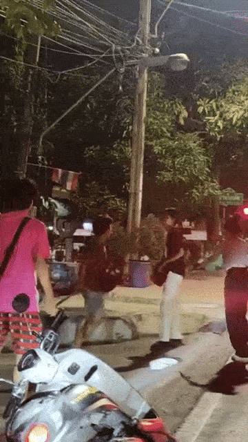 jealous-ex-machete-6-jealous-ex-in-thailand-attacks-woman-s-new-boyfriend-with-massive-machete-in-middle-of-traffic-1743694664.gif