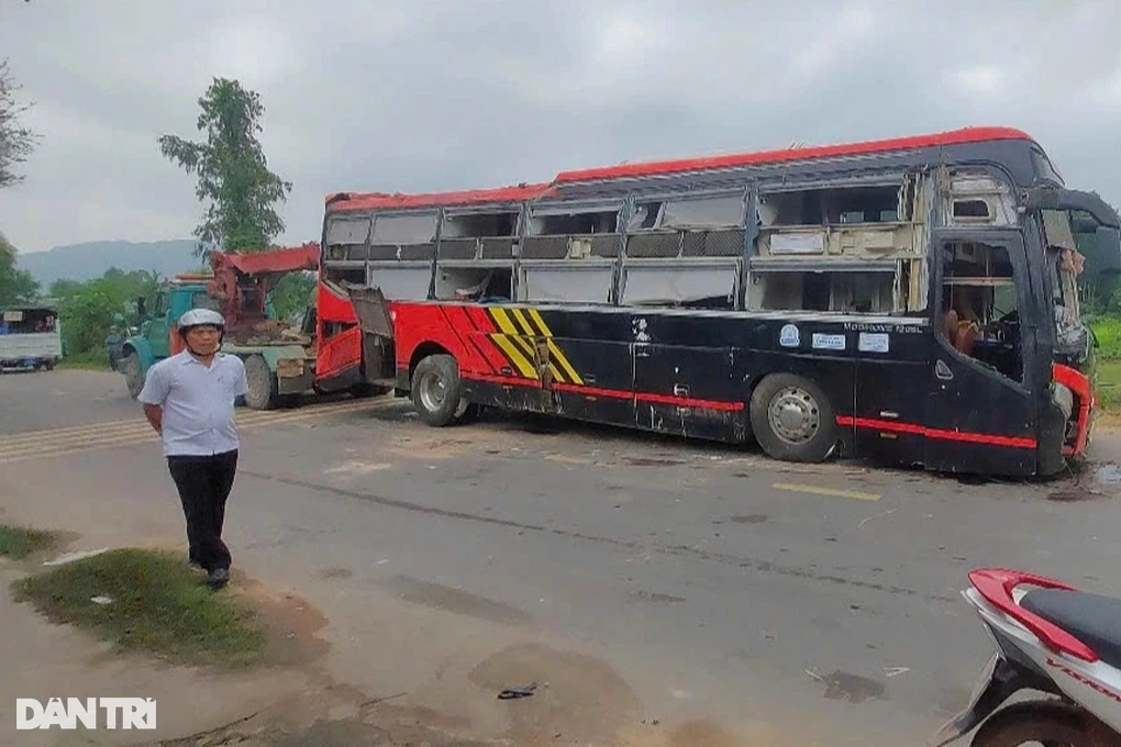 binh-dinhlat-xe-khach-trong-dem-nhieu-nguoi-nhap-viendoan-cong-1jpg-edited-1744074255795-1744086379.webp