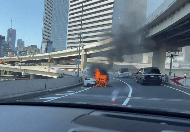 ferrari-fire-japan-brand-new-ferrari-worth-s-4-million-caught-fire-on-road-in-japan-just-1-hour-after-it-was-delivered-to-owner-1745227007.gif