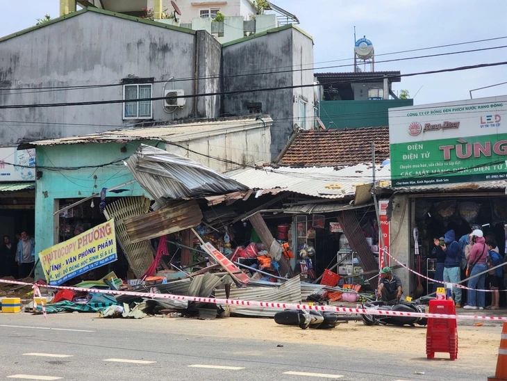 tai-nan-giao-thong-quang-ngai-binh-son-ban-tap-hoa-chet-tai-cho-xe-tai-qua-duong-thieu-quan-sat-4-174823269611712379814-1748251052.webp