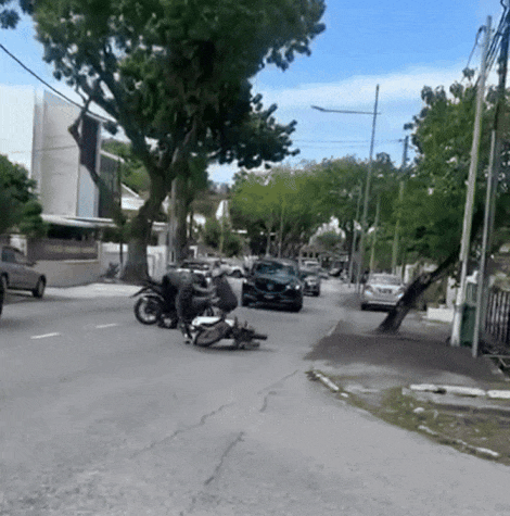 woman-fights-thief-1-71-year-old-woman-in-m-sia-repeatedly-hits-thief-after-he-snatches-her-gold-chain-1748333721.gif